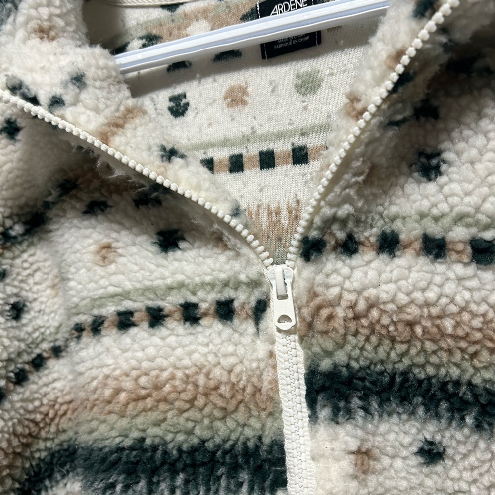 Cozy Aztec Patterned Sweater - Picture 3 of 4